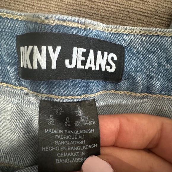 DKNY Broome high-rise straight-leg jeans. Light wash. Size 32. NWOT. - Picture 7 of 8